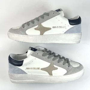 Sneaker bassa in pelle bianca con inserti  in suede grigia e logo beige | AMA BRAND